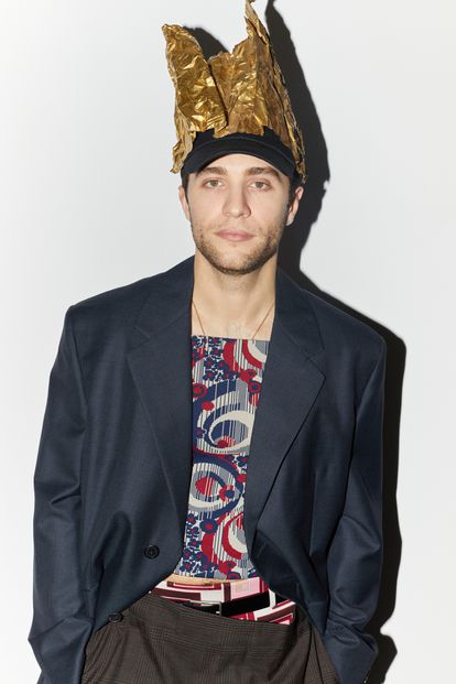 Pol Monen posa con corona de rey y, como el diablo, vestido de Prada.