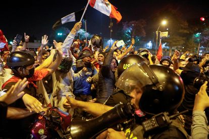 Enfrentamientos entre manifestantes y policías, la noche del martes, en Lima, Perú.