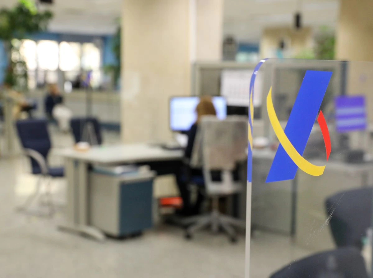 Bruselas amenaza a España con llevarla al TJUE por obstaculizar que se paguen impuestos desde una cuenta bancaria europea