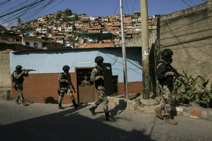 Miembros de la Policia Nacional Bolivariana patrullan en un barrio de Caracas, Venezuela.