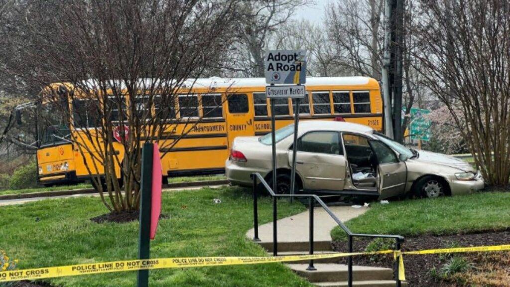 muere atropellado un niño que esperaba el autobús junto a su padre