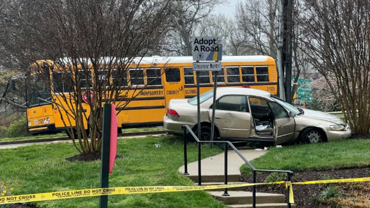 muere atropellado un niño que esperaba el autobús junto a su padre