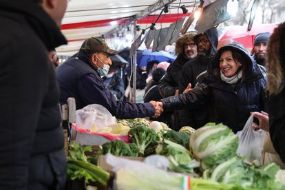 Anne Hidalgo, alcaldesa de París y candidata de los socialistas franceses a la jefatura del Estado, saludaba el viernes a un vendedor, en un mercado al aire libre del barrio parisiense de Belleville.