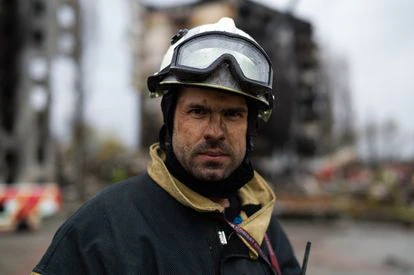 Un participante de los desescombros de edificios en la localidad ucrania de Borodianka, el sábado. 