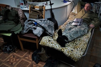 Un integrante del Batallón Azov en una base de este movimiento en Kiev. 