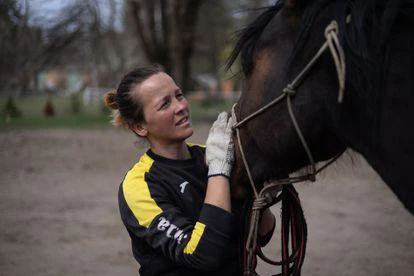 Maria Tokar, miembro de la selección nacional de salto de Ucrania junto a su caballo Nifrid.