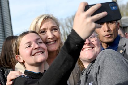 Le Pen se fotografiaba con unas simpatizantes, este lunes en Soucy (provincia de Yonne).