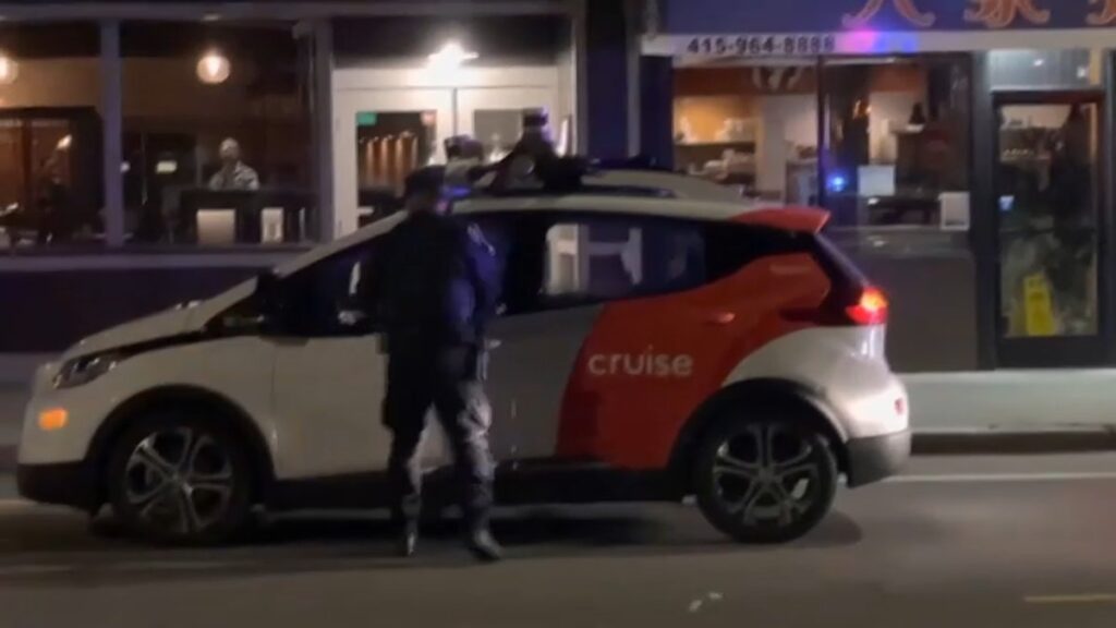Policía detiene a un auto que transitaba sin conductor en San Francisco