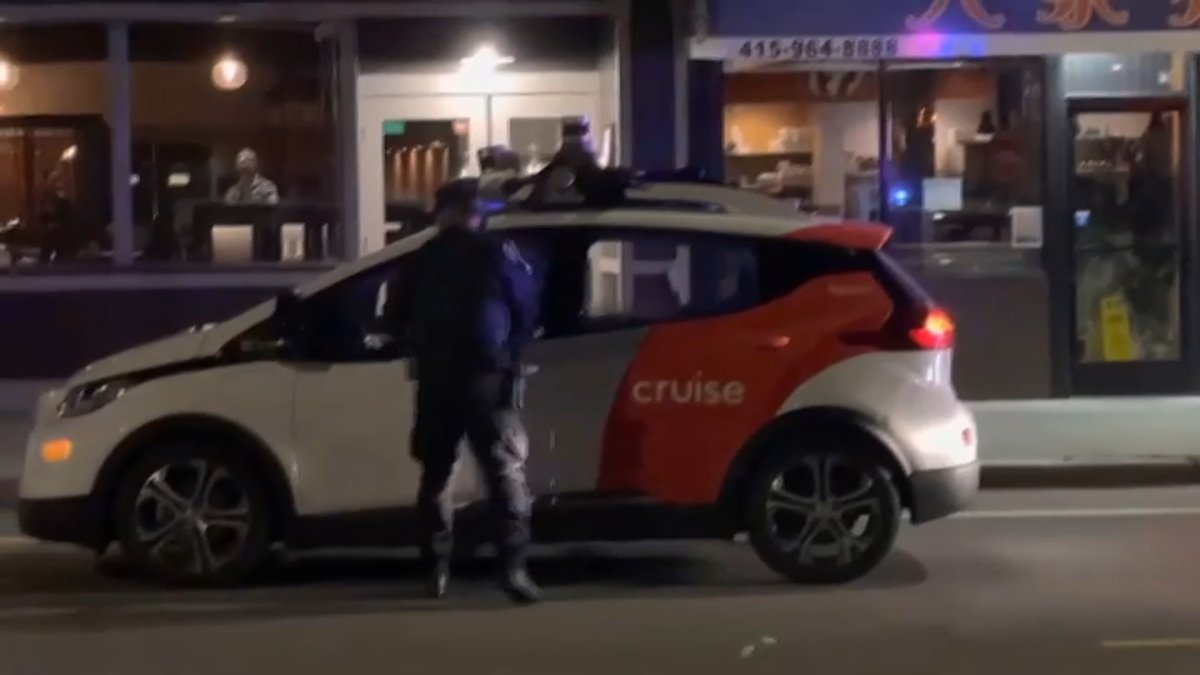 Policía detiene a un auto que transitaba sin conductor en San Francisco