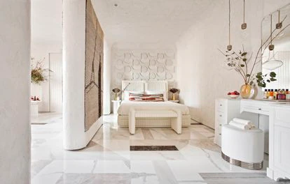 Desde el porcelánico del suelo que recuerda al mármol de las iglesias del sur de italia hasta el estuco rústico de las paredes, que simulan las construcciones de los Trulli, toda la estancia es un homenaje al diseño italiano.