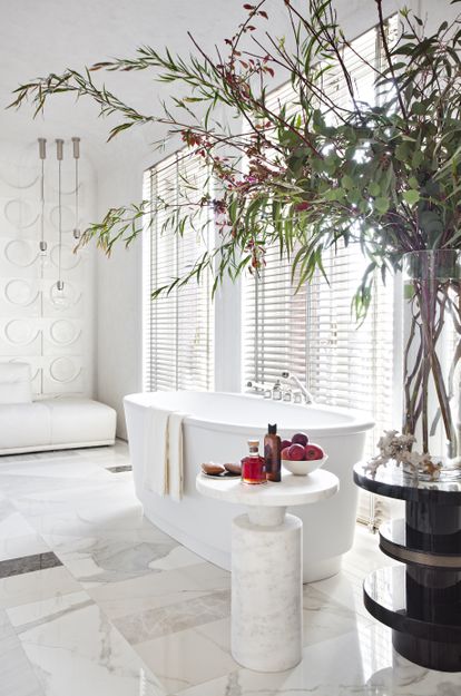 La joya de todo el espacio: la bañera Holiday de Devon & Devon, diseñada con White Tec Plus que reemplaza los componentes derivados del petróleo por almidón de maíz y supera los 8.000 euros.