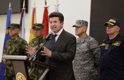 El ministro de Defensa de Colombia, Diego Molano (c), hablando durante una rueda prensa, para aclarar los hechos desarrollados durante una operación en Putumayo contra uno de los líderes de las disidencias de las FARC. Bogotá, 6 de abril de 2022