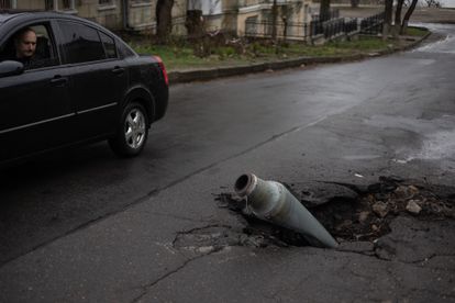 Un conductor pasaba el viernes junto a un misil sin explosionar en Mikolaiv.