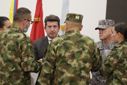 El ministro de Defensa de Colombia, Diego Molano, rodeado de mandos militares durante una rueda prensa en Bogotá.