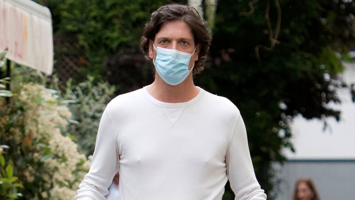 “Nos han estafado seguro”: el mensaje de una alto cargo de Madrid a uno de los comisionistas días después de cerrar el contrato de las mascarillas