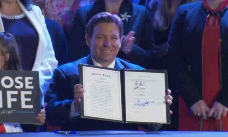 Gobernador de Florida firma ley que prohíbe el aborto pasadas las 15 semanas de embarazo