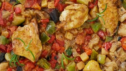 Pollo con pisto. El pisto es una de las preparaciones más versátiles de la cocina española, ideal para preparar grandes cantidades y tenerlo siempre a mano para acompañar unos huevos o rellenar unos canelones, además de preparar un guiso como este.