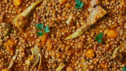 Lentejas viudas con calabaza y alcachofas. Aunque la mayoría de las recetas de legumbres incorporan chacinas y derivados del cerdo, con un buen sofrito, verdura y pimentón conseguiremos unas lentejas igualmente sabrosas y además saludables.