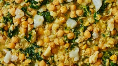 Garbanzos con espinacas y bacalao. Se puede preparar una versión exprés de este plato en pocos minutos usando garbanzos cocidos. Las migas de bacalao son el formato más económico de este pescado, y son perfectas para este tipo de guisos, que se pueden rematar con un huevo cocido por persona.