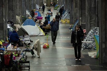 Andenes del metro de Járkov donde se refugian familias de las bombas.