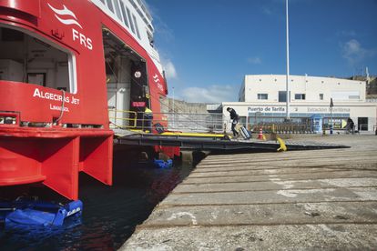 Pasajeros embarcando en el barco que les llevará hasta Tánger desde Tarifa