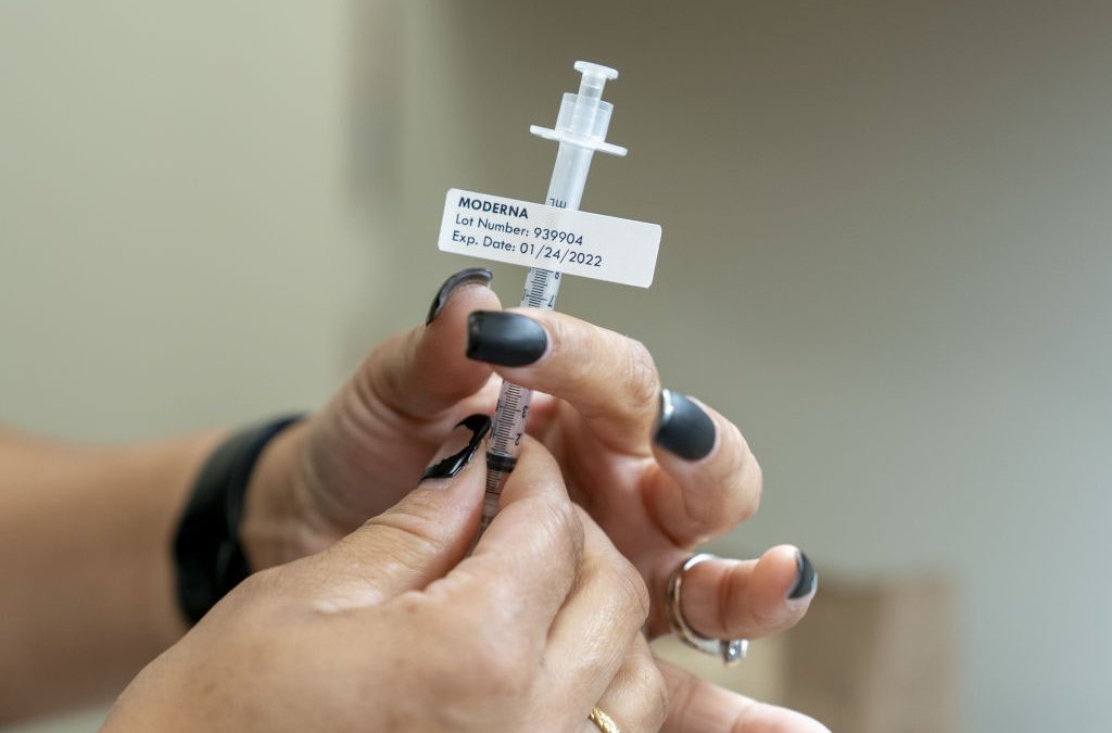 Moderna dice que su vacuna contra el COVID-19 es eficaz en niños de 6 meses a 5 años