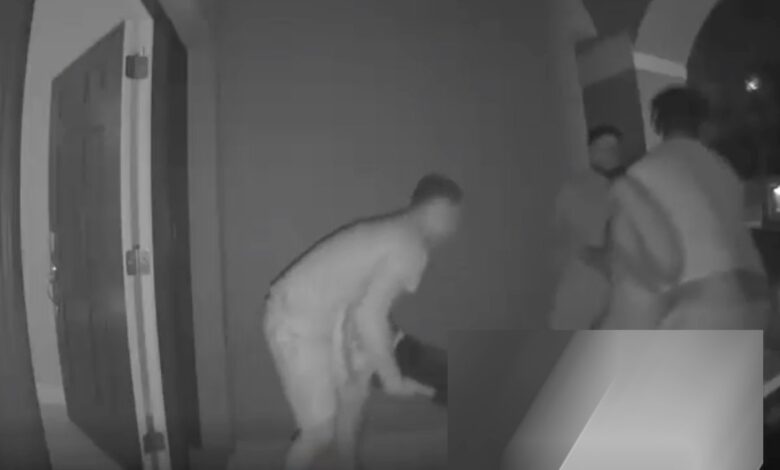 Captan en video a tres hombres en Florida sacando cadáver de casa vacacional