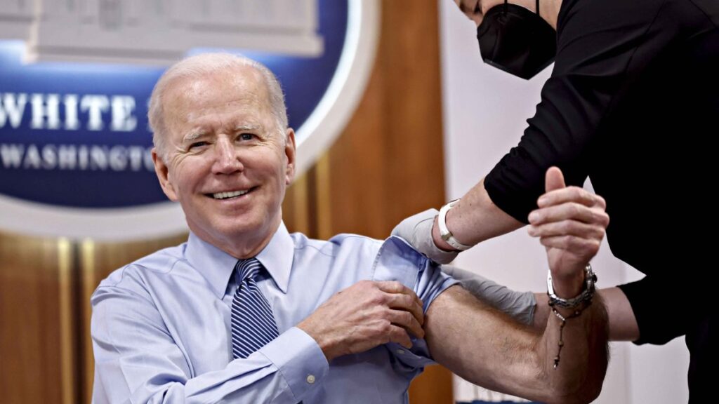 COVID-19: Biden presenta sitio web con recursos gratuitos y recibe el segundo refuerzo