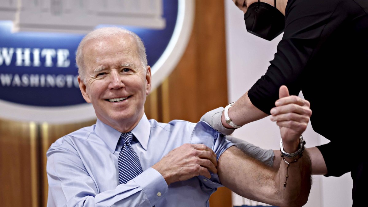 COVID-19: Biden presenta sitio web con recursos gratuitos y recibe el segundo refuerzo