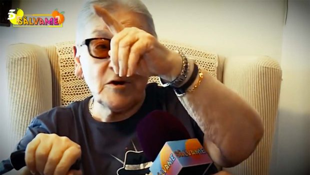 Loli, 'la quiosquera hablando para 'Sálvame' / 'Sálvame'