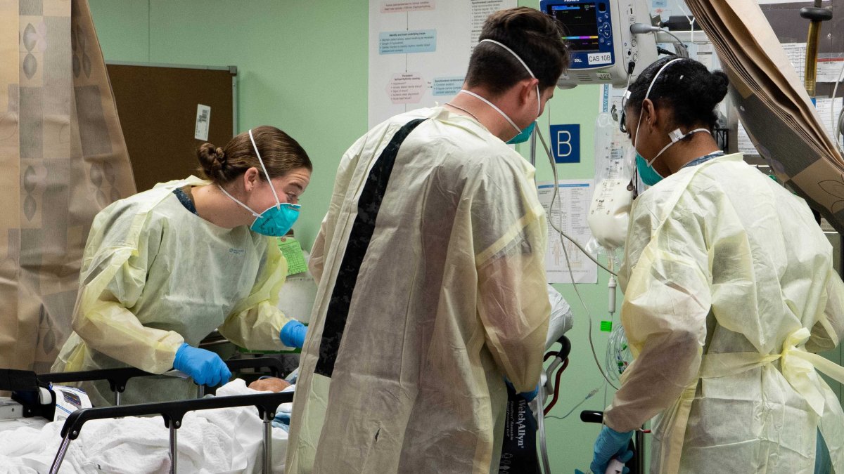 Estados Unidos reporta la cifra más baja de hospitalizados por COVID-19