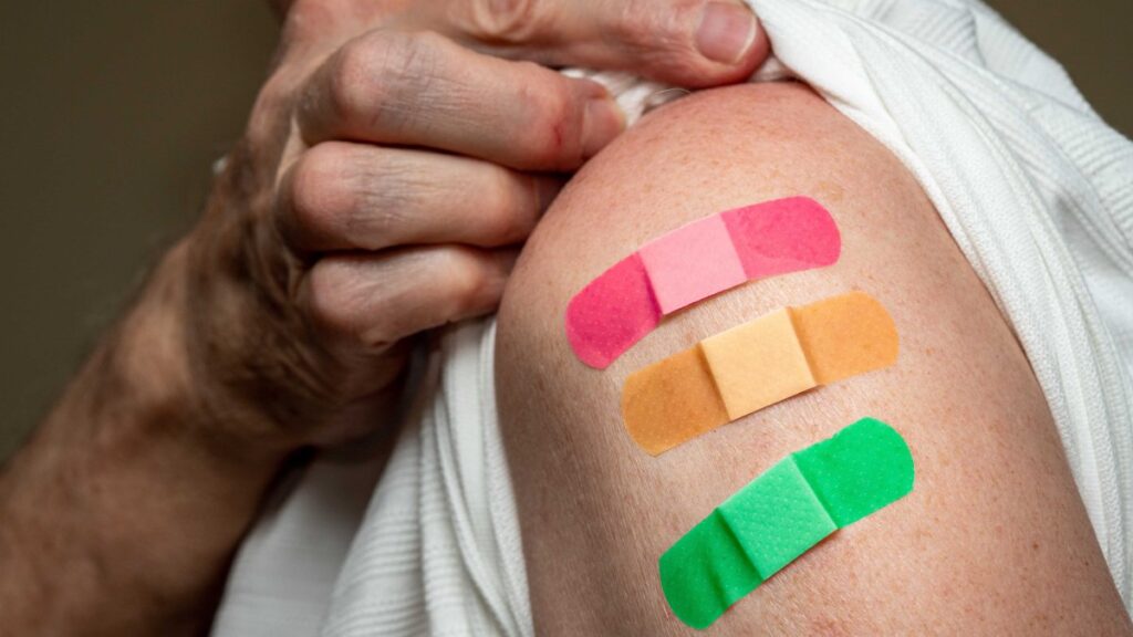 Hasta 90 dosis: hombre se habría vacunado múltiples veces contra el COVID-19