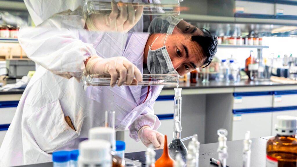 Biden ordena investigar más sobre el COVID prolongado: causa condiciones discapacitantes