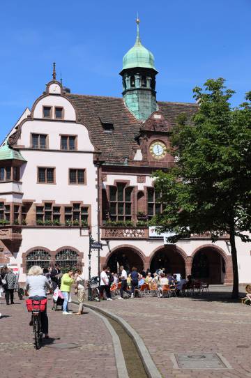 Uno de los pequeños canales que forman la red conocida como Bächle, en la plaza del Ayuntamiento Nuevo de Friburgo.
