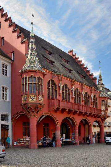 Exterior del Historisches Kaufhaus, un almacén comercial porticado del siglo XVI.