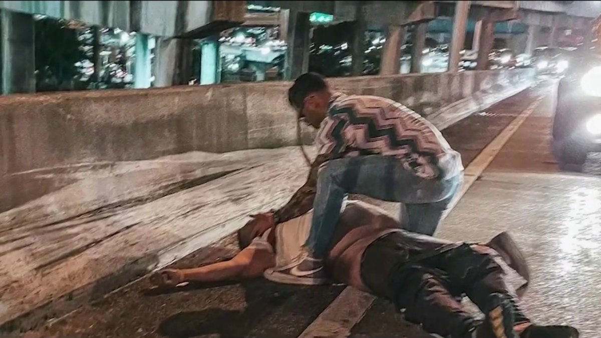 Doctor salva la vida a un hombre en la autopista