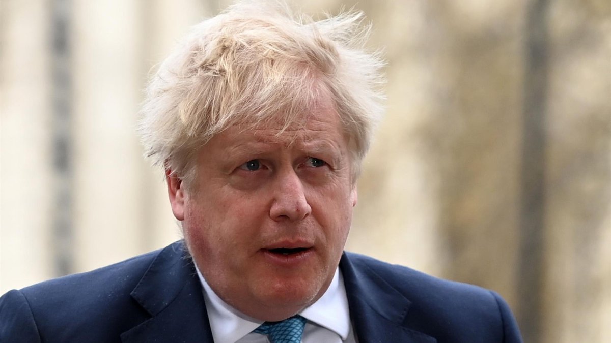 Multan al primer ministro del Reino Unido por las fiestas durante la pandemia