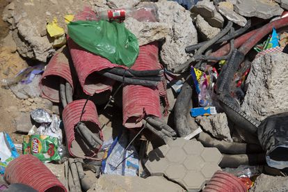 Cables a la vista del transformador que ha provocado el corte de luz en el Polígono Sur de Sevilla. 