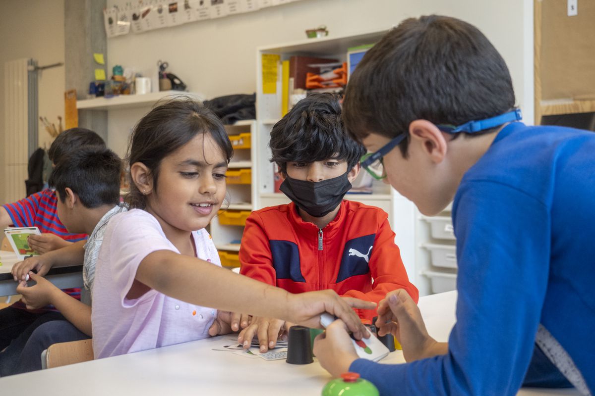 Los adolescentes se aferran a las mascarillas: “Los chulos de la clase se ríen de mí cuando me la quito”