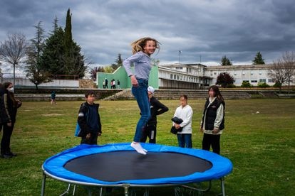Óscar, uno de los voluntarios, ha instalado una cama elástica y material deportivo para los niños.