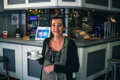 Barbara Brion en su bar de Hayange, este viernes.