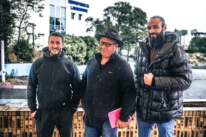 Mohamed, Fathi Bouaroua y Kamel Guemari en un barrio de los 'quartiers nord', en los suburbios de Marsella.