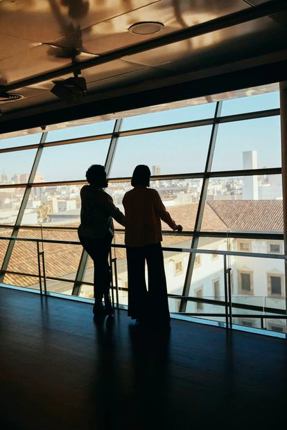 Judit Carrera y Elvira Dyangani Ose en el interior del CCCB.