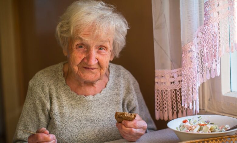 ¿Quisieras llegar a los 90 años? Esta es la hora a la que deberías cenar, según estudio