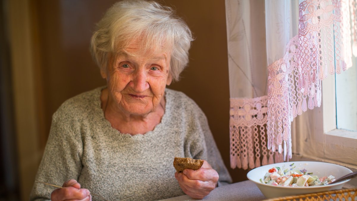 ¿Quisieras llegar a los 90 años? Esta es la hora a la que deberías cenar, según estudio