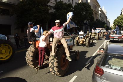 Diferentes agrupaciones de productores rurales protestan en tractor contra las políticas económicas del gobierno.