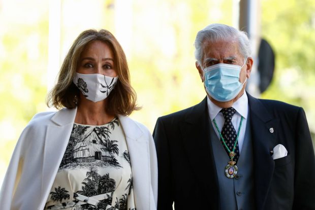 Mario Vargas Llosa e Isabel Preysler con mascarilla / Gtres