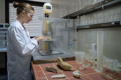 Gina Moseleytrabajando en un laboratorio de la Universidad de Innsbruck en Austria.