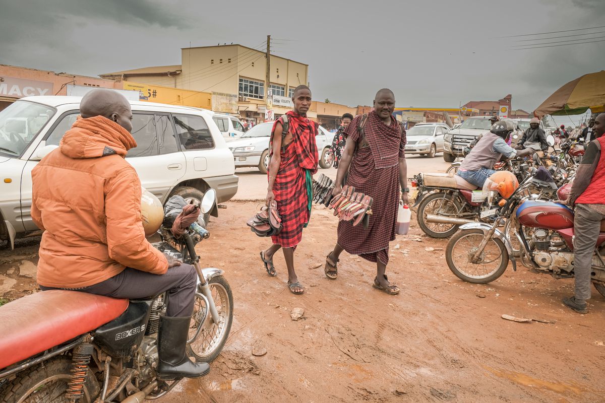 Los últimos masáis nómadas viajan en autobús, venden sandalias y usan pasaporte