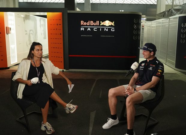 Andrea Schlager haciendo una entrevista / Gtres